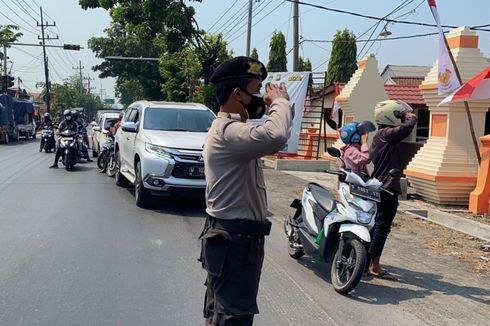 Cerita Pasutri yang Turun dari Motor dan Hormat Bendera di Gresik: Saya Pikir Awalnya Ditilang...