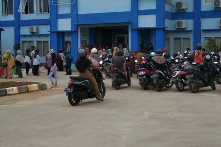 Suasana di depan SMPN 01 Tenggarong, Kabupaten Kutai Kertanegara saat orangtua mendatangi sekolah tersebut, Senin (29/6/2020) pagi. 