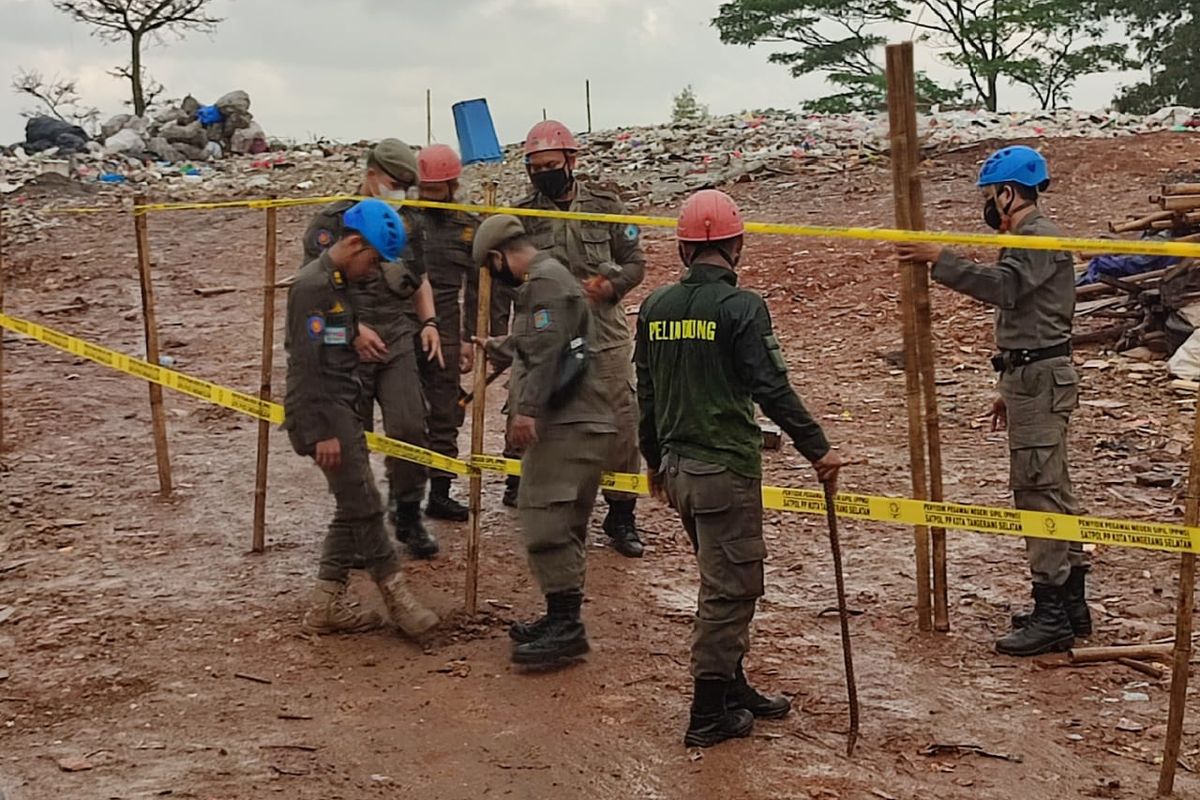 Satpol PP Tangsel Pasang Garis PPNS di Lahan Milik Swasta yang Menjadi Tempat Pembuangan Sampah Ilegal. Pemasangan Dilakukan pada Rabu (8/6/2022)