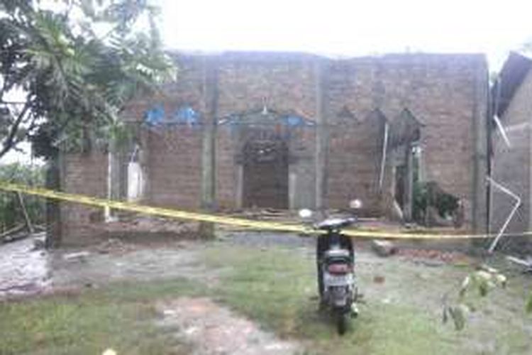 Masjid Ahmadiyah di Kelurahan Purworejo, Kecamatan Ringin Arum, Kabupaten Kendal, Jawa Tengah, Senin (23/5/2016) dini hari, dirusak sekelompok orang tidak dikenal. 