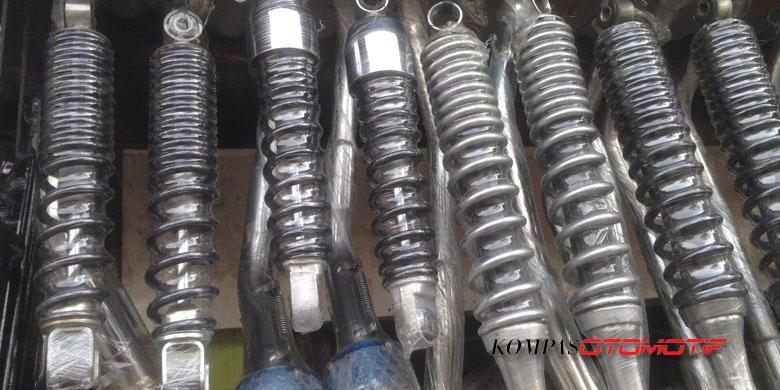 Ragam shockbreaker bekas untuk sepeda motor yang dijual oleh salah satu toko di kawasan Cipinang Lontar, Jakarta Timur.