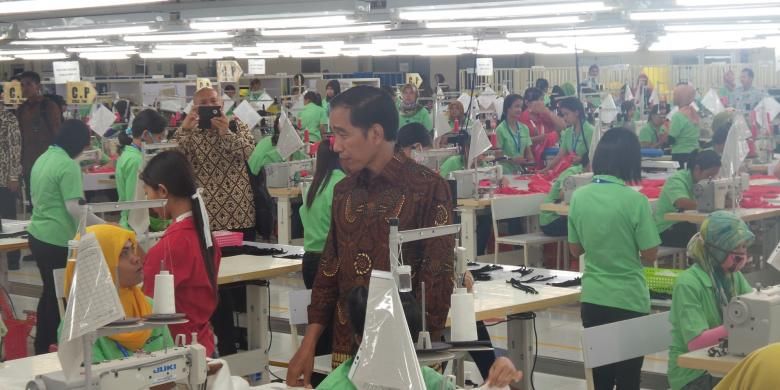 Presiden Joko Widodo berbincang dengan karyawan PT Nesia Pan Pacific Clothing di Wonogiri, Jumat (22/1/2016).