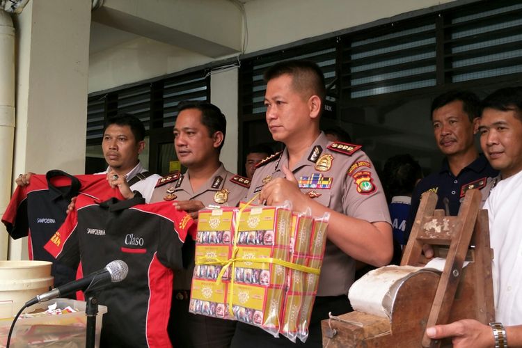 Polisi merilis kasus produksi dan penjualan rokok kretek dengan memalsukan merk dagang di Mapolsek Metro Setiabudi, Jakarta Selatan, Senin (12/2/2018).