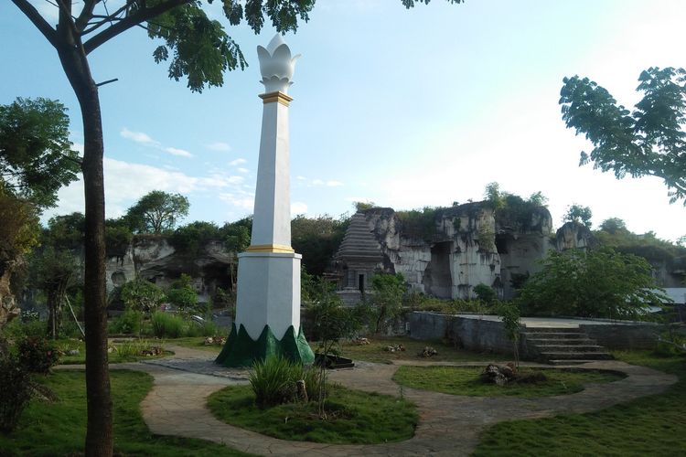 Replika tugu alun-alun Gresik yang sudah tiada, ada di wisata Setigi yang berada di Desa Sekapuk, Kecamatan Ujungpangkah, Gresik.