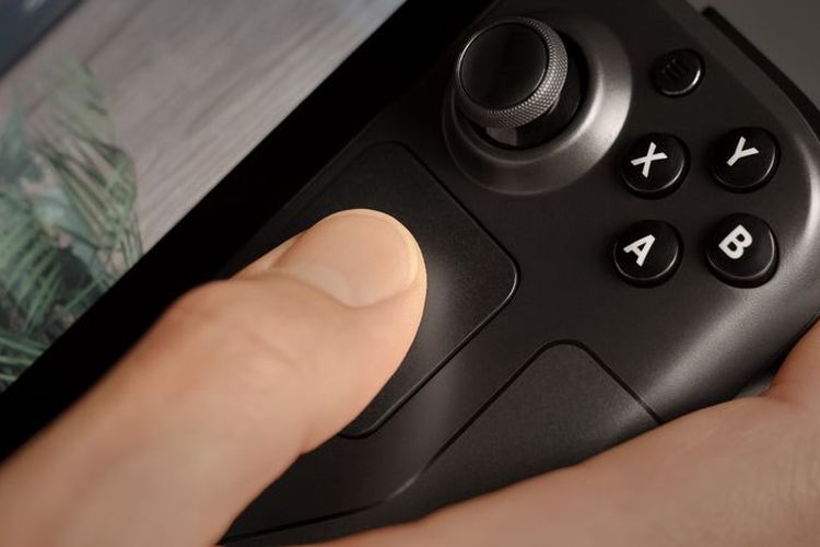 Steam Deck dilengkapi dengan sejumlah tombol, joystick, serta trackpad yang bisa digunakan untuk navigasi menggunakan kursor layaknya menggunakan laptop.