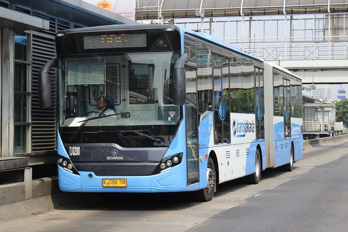 Bus Transjakarta sudah dilengkapi dengan ruang khusus atau sekat yang memisahkan sopir dan penumpangnya.