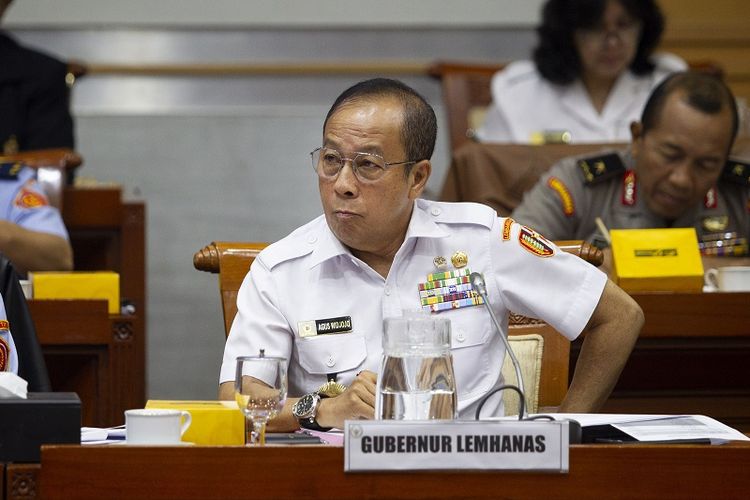 Gubernur Lemhanas Letjen TNI (Purn) Agus Widjojo mengikuti rapat kerja dengan Komisi I DPR di Kompleks Parlemen, Senayan, Jakarta, Senin (18/11/2019). Rapat tersebut membahas rencana kerja Lemhannas tahun 2020 beserta dukungan anggarannya dan isu-isu aktual lainnya. ANTARA FOTO/Dhemas Reviyanto/foc. *** Local Caption *** 
