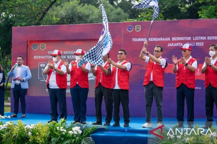 Presidential Staff Office (KSP) Chief Moeldoko (center) and Transportation Minister Budi Karya Sumadi (3rd, right) raising the flag to start the battery-based electric vehicle touring from Jakarta to Bali at the National Monument complex in Jakarta, Monday, November 7, 2022. 