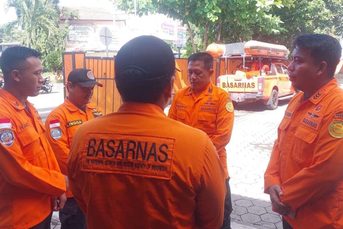 Petugas saat melakukan pencarian korban yang diduga tenggelam ketika mandi di sungai. Pemuda di Kabupaten Banyuwangi, Jawa Timur, hilang tenggelam saat mandi di Sungai Setail Purwoharjo pada Senin (15/4/2024) dan hingga Selasa sore belum ditemukan.