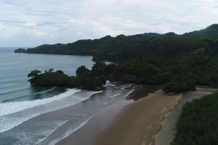 Pantai Pelang sebagai salah satu destinasi wisata andalan Kabupaten Trenggalek terus dikembangkan untuk menarik wisatawan dari Yogyakarta, Solo, Wonogiri, dan Pacitan.