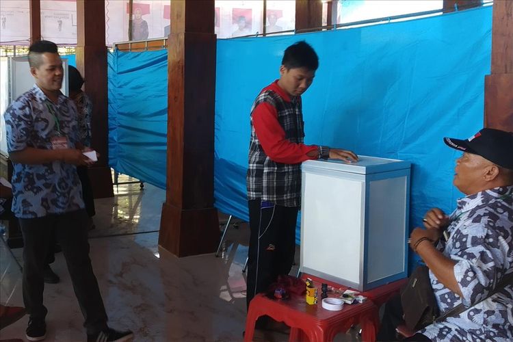 Warga menggunakan gak pilih dalam Pilkades di Desa Bendosari, Kecamatan Sawit, Boyolali, Jawa Tengah, Sabtu (29/6/2019). 