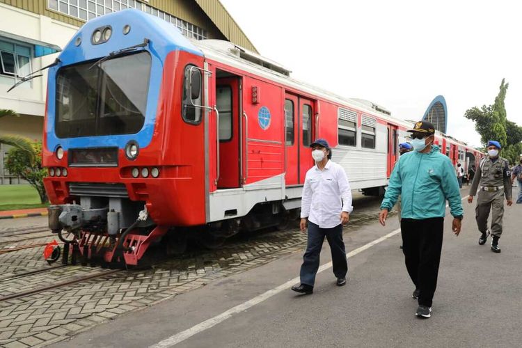 Wali Kota Madiun Maidi melihat kondisi emergency medical train (EMT) atau kereta isolasi buatan PT INKA yang sudah merawat sepuluh pasien covid-19, Sabtu (6/2/2021)