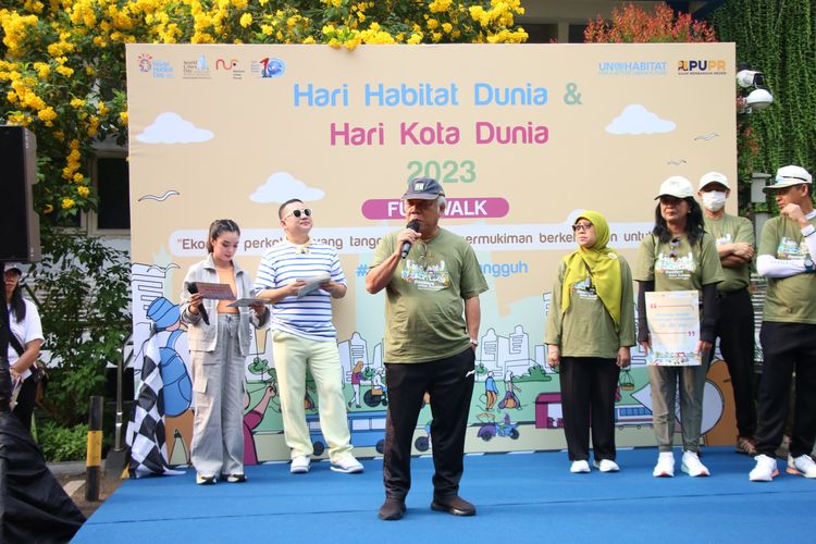 Menteri PUPR Basuki Hadimuljono dalam acara fun walk dan parade bersih-bersih Hari Habitat Dunia (HHD) dan Hari Kota Dunia (HKD) 2023 di Jakarta, Minggu (15/10/2023).