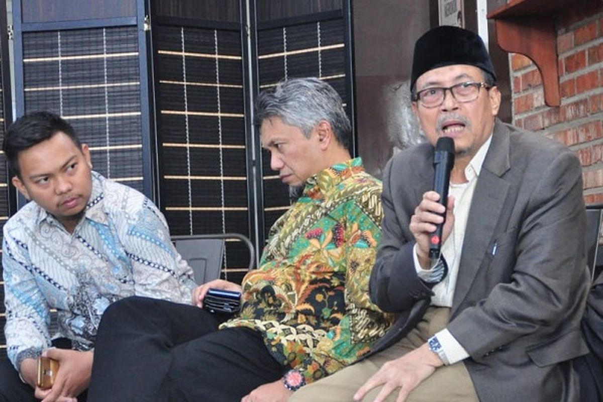 Guru Besar Hukum Islam UIN Syarif Hidayatullah Jakarta, Amin Suma, (kanan), memberikan paparan mengenai kaitan pertanahan dan wakaf dalam tinjauan fiqih dalam diskusi publik terkait RUU Pertanahan dalam Perspektif Penguatan Wakaf.