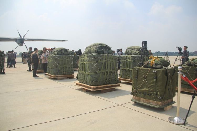 Proses pengiriman bantuan kemanusiaan berupa 900 paket parasut dari Pemerintah Indonesia untuk Palestina di Bandara Halim Perdanakusuma, Jakarta, Jumat (29/3/2024)