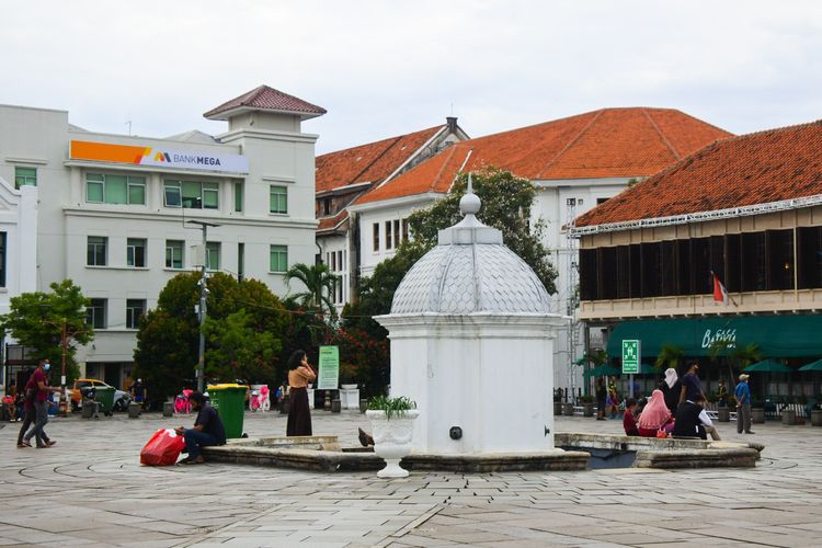 Kawasan wisata Kota Tua sudah dibuka kembali sejak akhir Oktober 2021. Namun, hingga saat ini kawasan wisata tersebut terpantau masih sepi pengunjung, Jakarta, Rabu (10/11/2021).