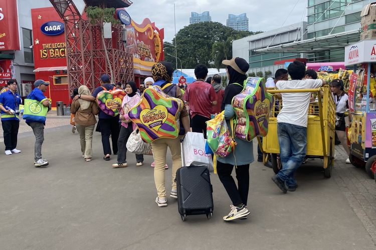 Belanja di PRJ Sampai Pakai Koper, Warga Borong Jajanan Diskon