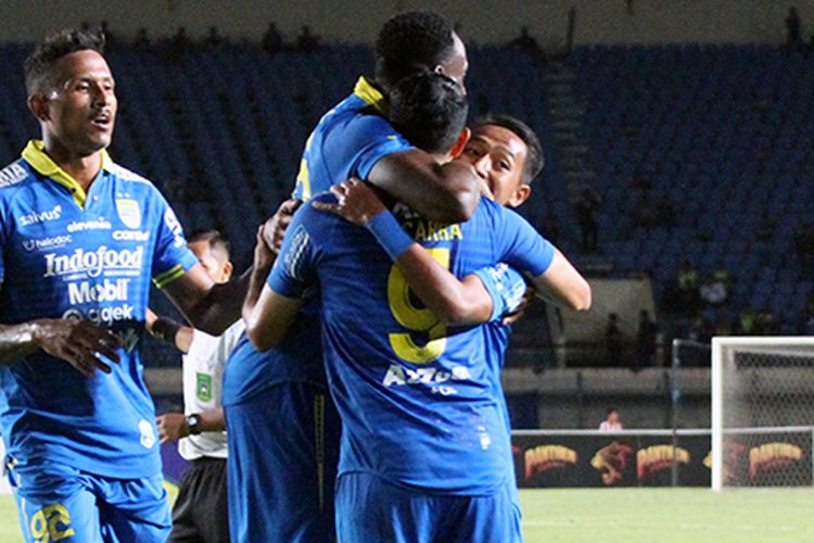 Para pemain Persib Bandung merayakan gol pertama mereka ke gawang Barito Putera dalam uji tanding yang berlangsung, di Stadion Si Jalak Harupat, Selasa (11/2/2020).