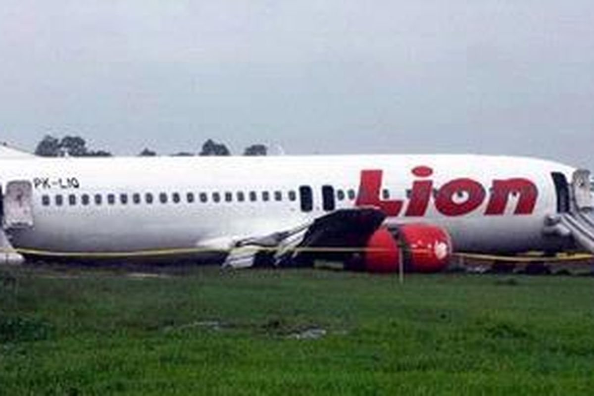 Pesawat Lion Air rute Jakarta-Pontianak tergelincir di Bandara Supadio, Pontianak, Selasa (2/11/2010) sekitar pukul 12.00 WIB. Kejadian ini menyebabkan sayap kanan pesawat patah, namun tidak ada korban jiwa.