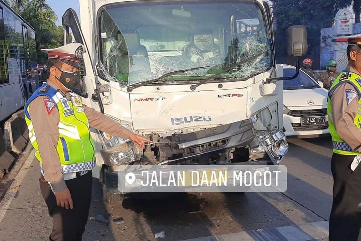 Sebuah kendaraan truk barang menabrak sebuah truk lainnya di Jalan Daan Mogot, dekat lampu merah Casa Gardin, Cengkareng, Jakarta Barat, Selasa (22/2/2022) dini hari.  