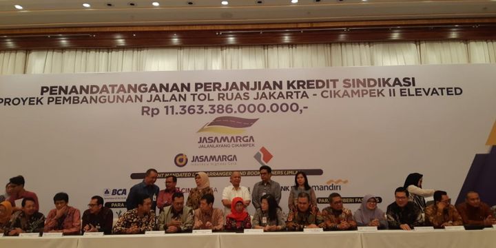 Penandatanganan kredit sindikasi untuk proyek Jalan Tol Layang II Jakarta-Cikampek (Elevated) oleh 16 bank senilai Rp 11,36 triliun, Selasa (31/7/2018).