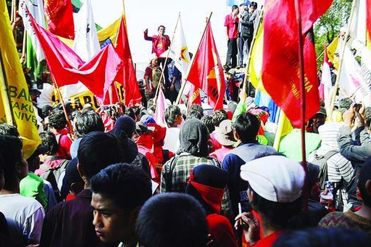 Ribuan pengunjuk rasa dari berbagai elemen masyarakat berunjuk rasa di depan Istana Merdeka, Jakarta. Mereka menggugat pemerintahan Susilo Bambang Yudhoyono yang mereka anggap tidak memihak kepentingan rakyat banyak.