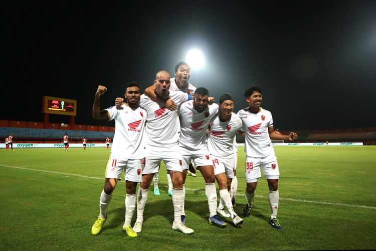 Selebrasi gol Wiljan Pluim dan pemain-pemain PSM Makassar dalam laga Liga 1 2022-2023 kontra Madura United di Gelora Madura Ratu Pamelingan, Pamekasan, Jumat (31/3/2023). PSM dipastikan menjuarai Liga 1 2022-2023 usai menuai kemenangan di markas Madura United. Terkini, PSM akan menghadapi Borneo FC pada pekan ke-34 Liga 1 di Stadion Gelora BJ Habibie, Parepare, Minggu (16/4/2023) malam WIB.