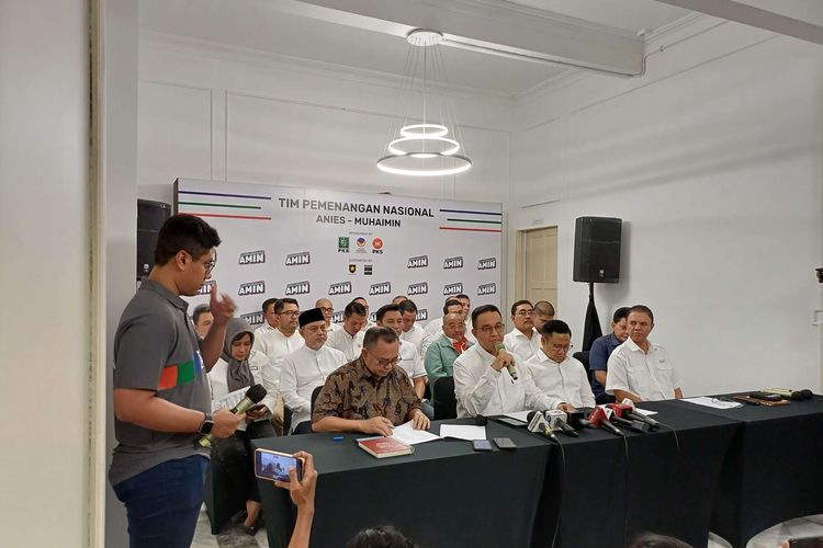 Calon presiden nomor urut 1 Anies Baswedan (memegang mikrofon) saat mengumumkan Kepala Pelatih Timnas AMIN di Rumah Pemenangan Jalan Diponegoro Nomor 10, Menteng, Jakarta Pusat, Selasa (21/11/2023).
