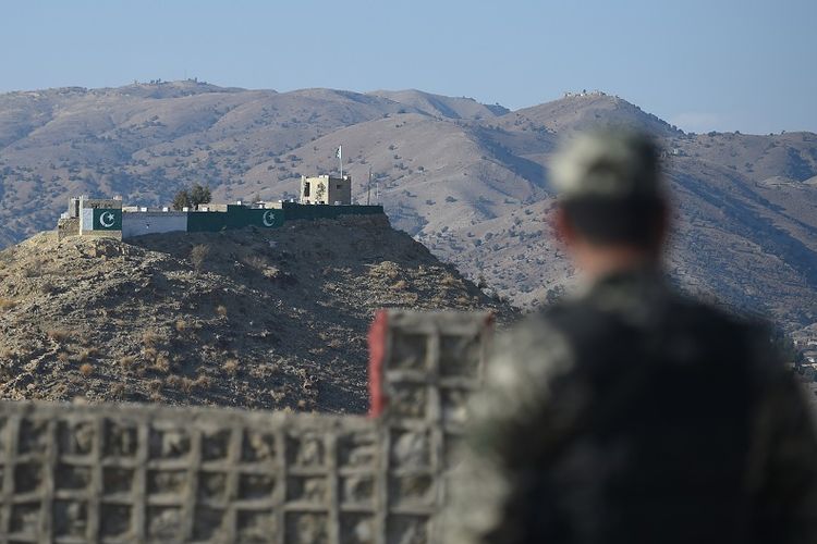 Seorang tentara Pakistan berjaga di perbatasan dengan Afghanistan.