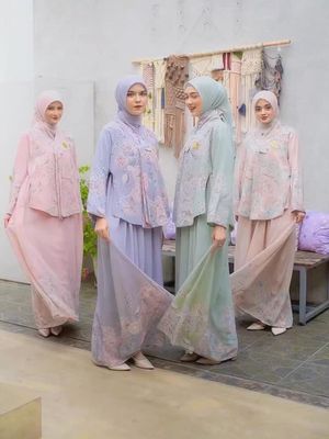 Tren Lebaran 2026 kali ini ada dari Gamis Hanbok unik hingga Abaya Turkiye elegan. Cek 7 rekomendasi brand lokal pilihan untuk tampil anggun di Raya.