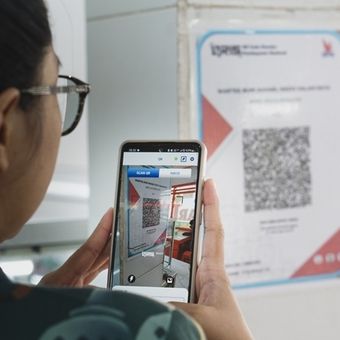 Penggunaan QRIS untuk transaksi digital.
