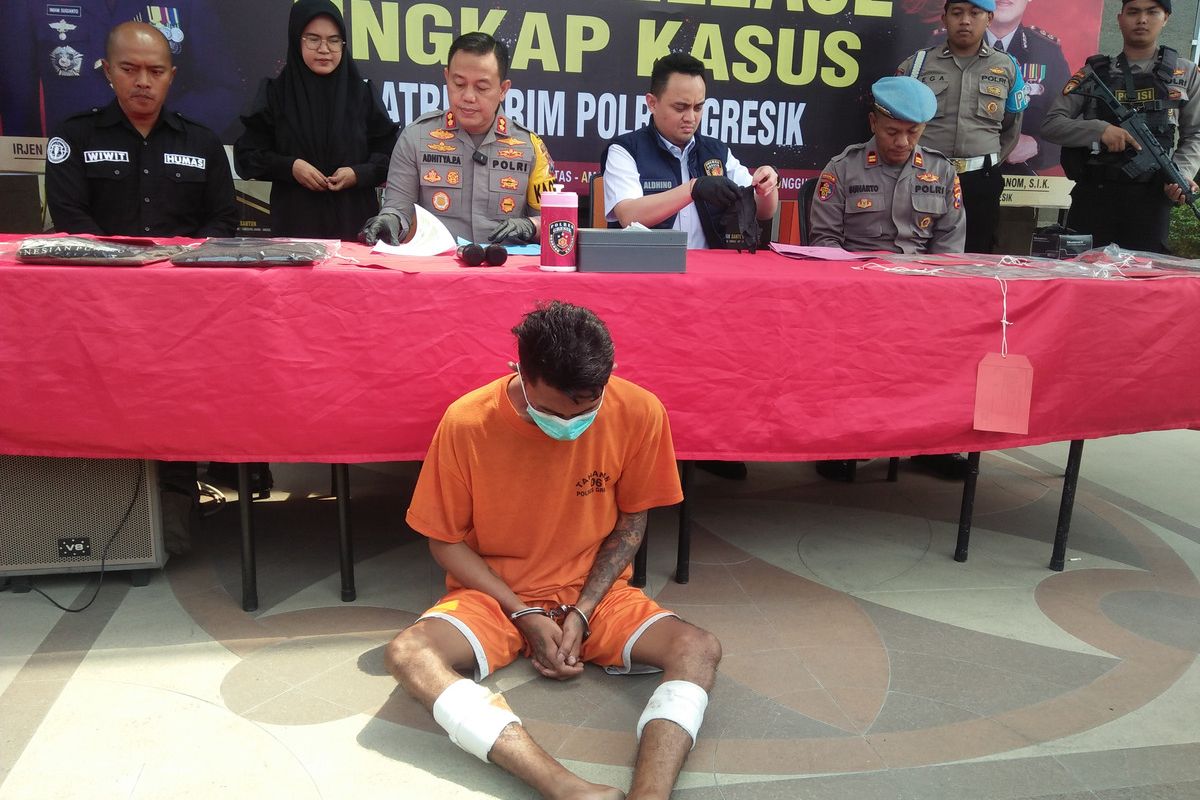 Tersangka jambret (depan) yang berujung ibu meninggal dunia usai menabrak pembatas jalan raya, saat rilis ungkap kasus di depan Mapolres Gresik, Jawa Timur, Selasa (7/11/2023).