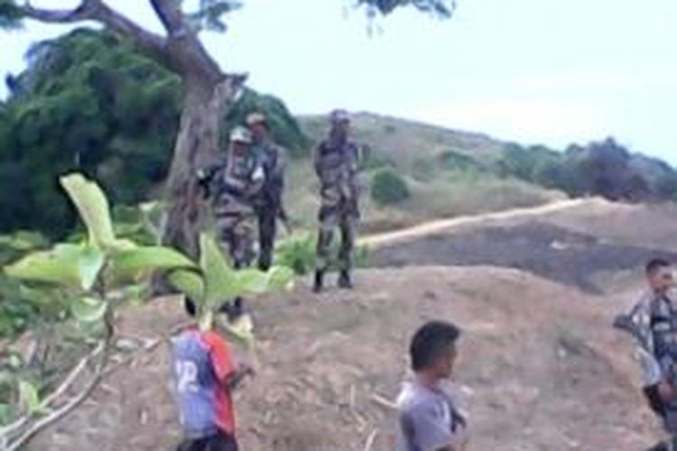 Inilah lahan yang disengketakan oleh warga Indonesia dan Timor Leste. Tampak tentara Timor Leste berjaga-jaga di lokasi, Rabu (16/10/2013).