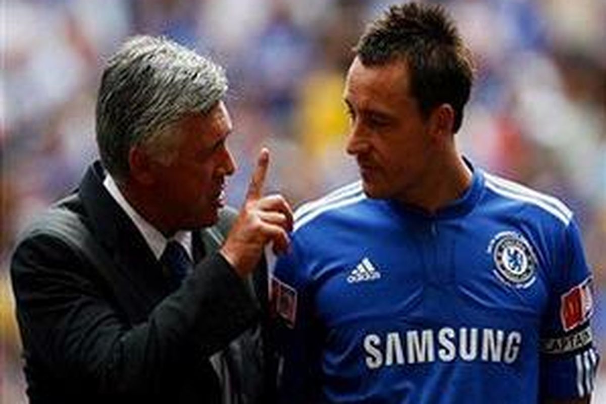Pelatih Chelsea, Carlo Ancelotti (kiri), meminta John Terry meniru Paolo Maldini.