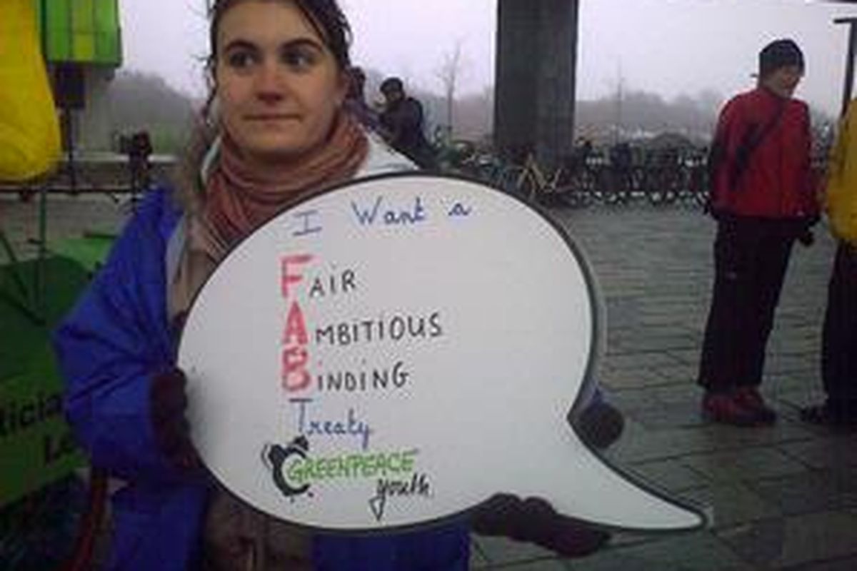 Aksi teatrikal di salah satu bagi Gedung Bella Centre, Kopenhagen, Denmark, Senin (7/12), di hari pertama pelaksaan Konferensi Perubahan Iklim PBB.