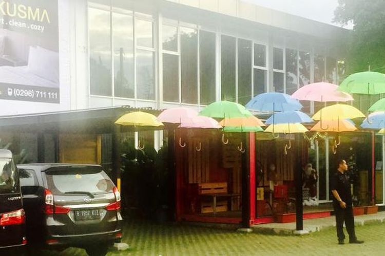 Payung warna warni mempercantik halaman The Kusma Hotel, Jalan Diponegoro Km 0 Bandungan, Kabupaten Semarang, Jawa Tengah menyambut tamu pada libur Natal 2016 dan Tahun Baru 2017.
