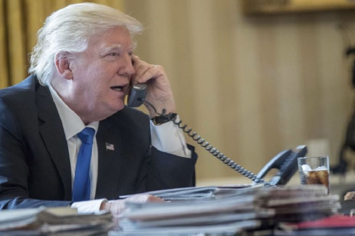 Presiden AS Donald Trump berbicara dengan Presiden Rusia Vladimir Putin melalui telepon di Gedung Putih (Foto: Dokumentasi)