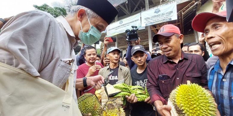 Kedatangan Gubernur Jawa Tengah Ganjar Pranowo yang kedua kalinya mendapatkan sambutan hasil bumi Desa Wadas yang melimpah.