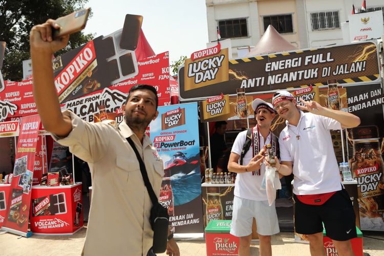 Dua produk lokal Indonesia, Kopiko Lucky Day dan Kopiko Pocket Coffee mejeng di ajang olahraga internasional Kopiko F1 Powerboat.
