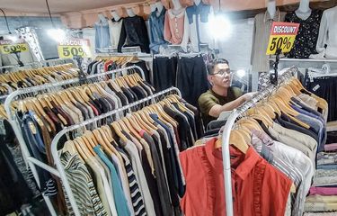 Toko thrifting wanita ramai diburu konsumen di Kota Cimahi, Jawa Barat.