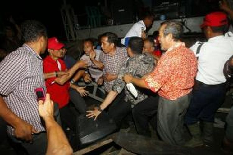 Calon presiden Joko Widodo sesaat setelah lantai panggung kampanye di Kampung Nelayan Desa Karangsong, Indramayu, Jawa Barat, ambruk akibat kelebihan beban, Selasa (17/06/2014). Dalam kesempatan ini Joko Widodo menandatangani piagam dukungan nelayan.  