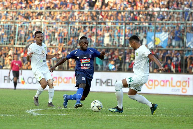 Pemain Arema FC, Ricky Kayame dijaga ketat pemain Persebaya Surabaya pada lanjutan Pekan ke-14 Liga 1 2019, di Stadion Kanjuruhan, Kabupaten Malang, Jawa Timur, Kamis (15/8/2019) sore.