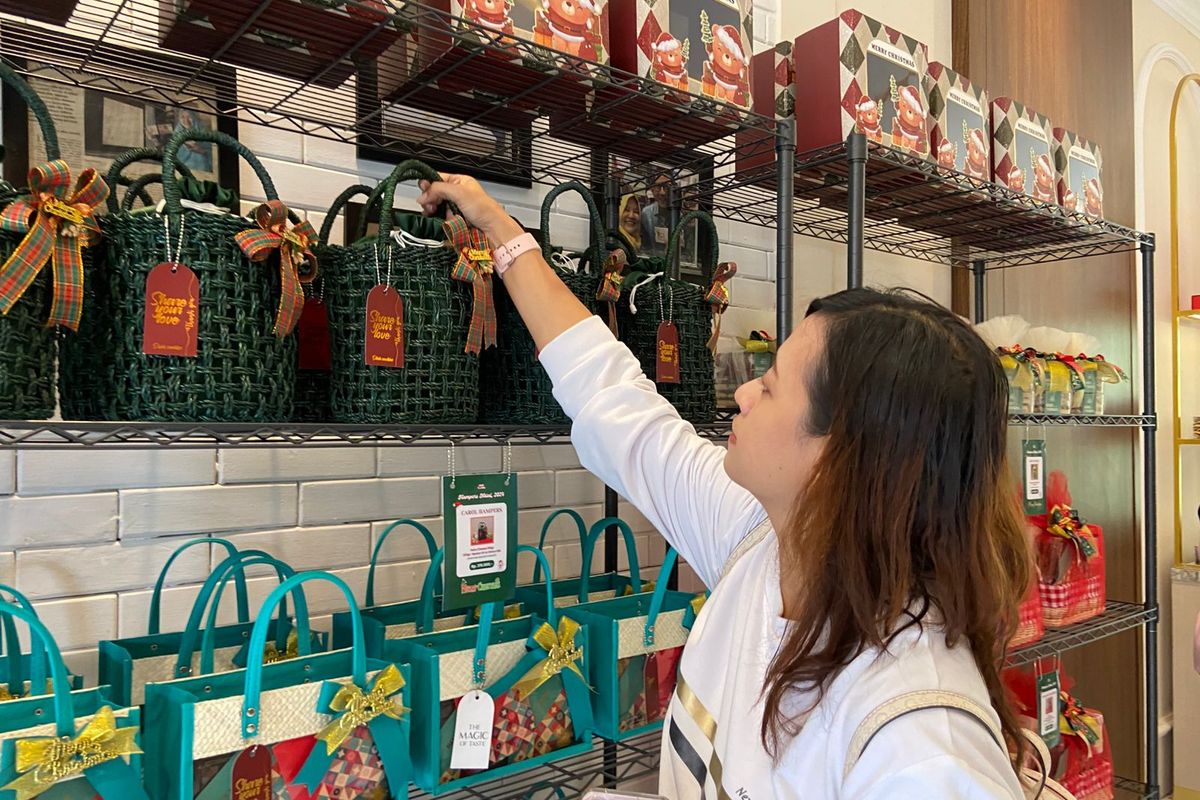 Merry, salah satu pengunjung yang berburu hampers Natal di Diah Cookies Kampung Ketandan Surabaya.
