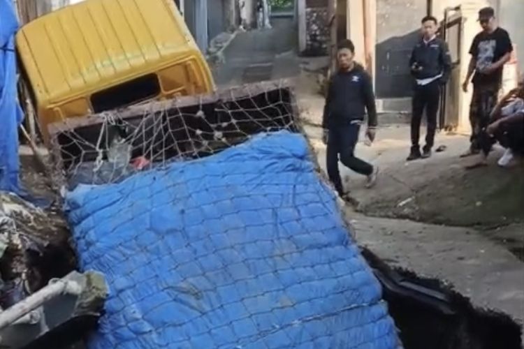 Truk Sampah Bermuatan 2,4 Ton Ditelan Jalan Amblas di Bandung Barat