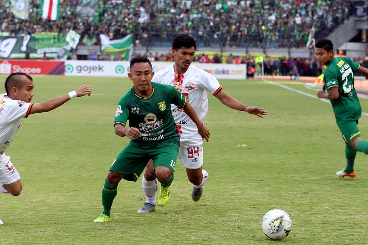 Pemain Persebaya Surabaya Rendi Irwan (tengah) sedang mengejar bola pada Pekan 16 Liga 1 2019 melawan Persija Jakrta yang berakhir dengan skor 1-1 di Stadion Gelora Bung Tomo Surabaya, Jawa Timur, Sabtu (24/08/2019) sore.