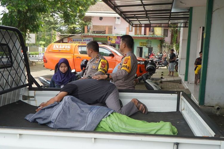 Seorang pria meninggal dunia saat mengisi bensin mobilnya di SPBU di jalur Mudik Kota Tasikmalaya, Jawa Barat pada Jumat (28/4/2023).