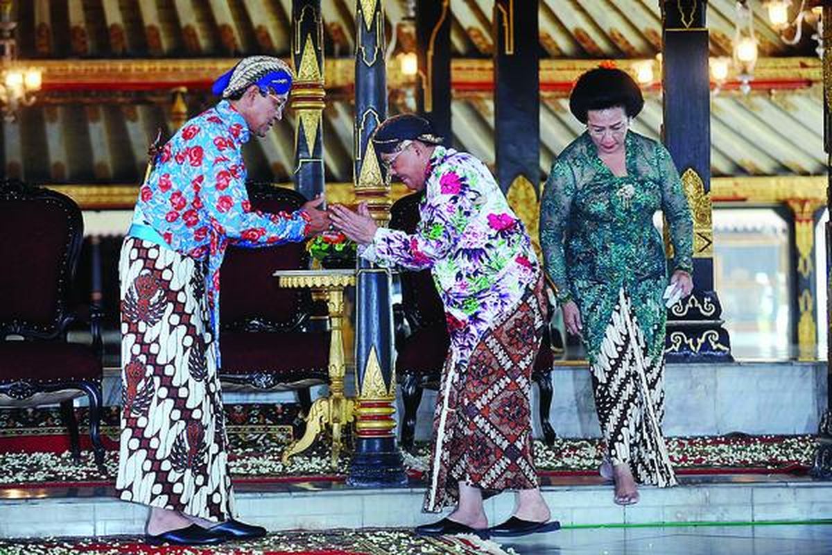 Sultan Hamengku Buwono X (kiri) dan Paku Alam IX saling memberi salam seusai penyampaian Sabda Tama oleh Sultan Hamengku Buwono X di Bangsal Kencono Keraton Yogyakarta, Yogyakarta, Kamis (10/5).