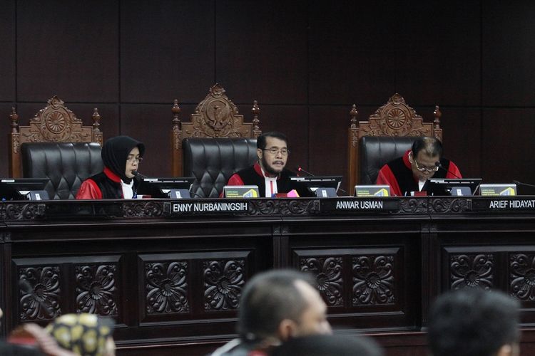 Ketua Mahkamah Konsititusi (MK) Anwar Usman (tengah) didampingi dua hakim konstitusi Enny Nurbaningsih (kiri) dan Arief Hidayat (kanan) memimpin sidang pendahuluan sengketa hasil Pemilu Legislatif 2019 di gedung MK, Jakarta, Rabu (10/7/2019). Sidang tersebut beragendakan pemeriksaan pendahuluan terkait Perselisihan Hasil Pemilihan Umum DPR-DPRD Provinsi Daerah Khusus Ibu Kota jakarta (DKI Jakarta) Tahun 2019.  ANTARA FOTO/Reno Esnir/ama.