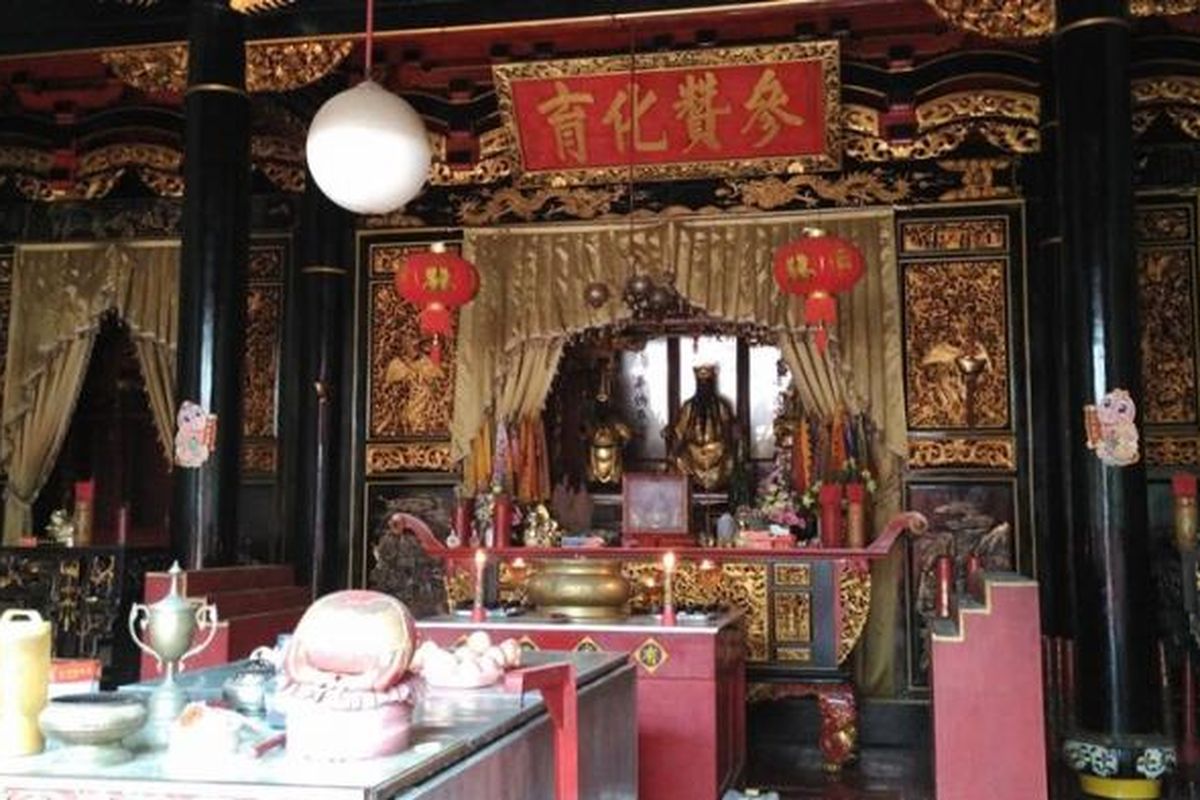 Altar dimana Dewa Kwan Tie Koen (Dewa Keadilan) yang menjadi dewa utama di Klenteng Poncowinatan.
