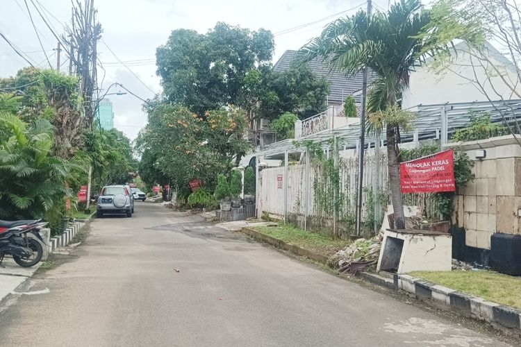 Warga Tolak Lapangan Padel di Perumahan Pulomas, Belasan Spanduk Dibentangkan